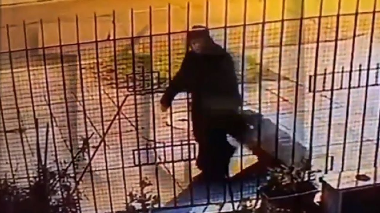 EL TERRIBLE VÍDEO EN EL QUE UNA «MONJA» TRANSPORTA EL CADÁVER EN UNA MALETA DE SU AMANTE
