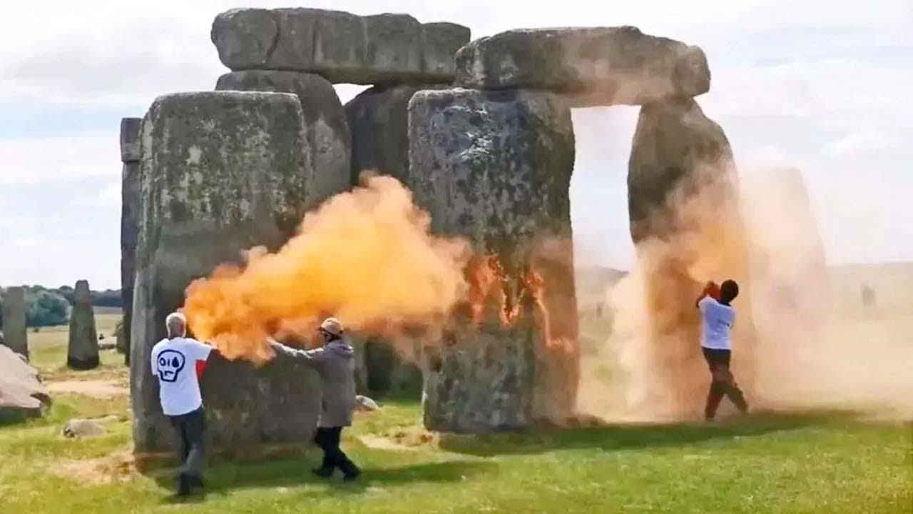 STONEHENGE VANDALIZADO: Protesta de ecologistas por el fin de los combustibles fósiles